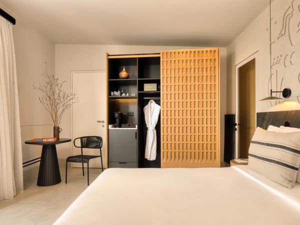 Domes Novos Santorini, Autograph Collection : photo 5 de la chambre senses retreat sea view with zen pool