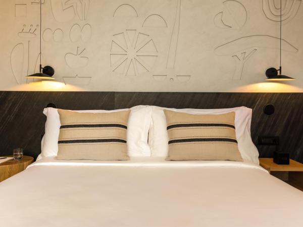 Domes Novos Santorini, Autograph Collection : photo 2 de la chambre senses retreat sea view with zen pool