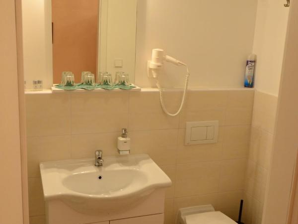 Pension Karlova : photo 4 de la chambre chambre triple avec salle de bains privative
