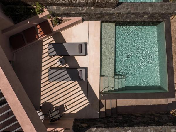Domes Novos Santorini, Autograph Collection : photo 8 de la chambre senses bungalow sea view with zen pool