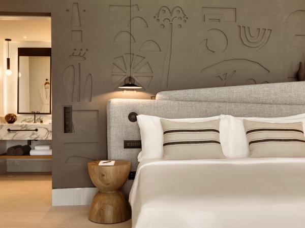 Domes Novos Santorini, Autograph Collection : photo 7 de la chambre senses bungalow sea view with zen pool