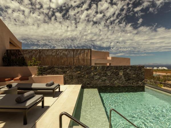 Domes Novos Santorini, Autograph Collection : photo 1 de la chambre senses bungalow sea view with zen pool