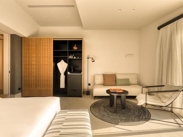 Domes Novos Santorini, Autograph Collection : photo 10 de la chambre senses bungalow sea view with zen pool