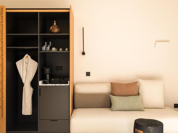 Domes Novos Santorini, Autograph Collection : photo 2 de la chambre echoes retreat with zen pool