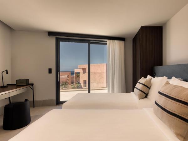 Domes Novos Santorini, Autograph Collection : photo 4 de la chambre novos villa sea view with blissful pool