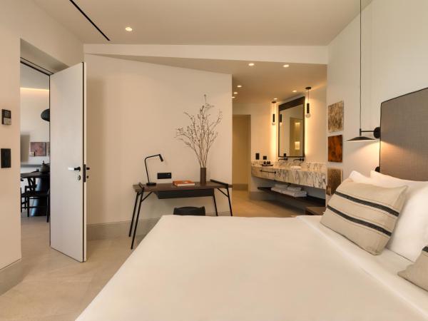 Domes Novos Santorini, Autograph Collection : photo 8 de la chambre novos villa sea view with blissful pool