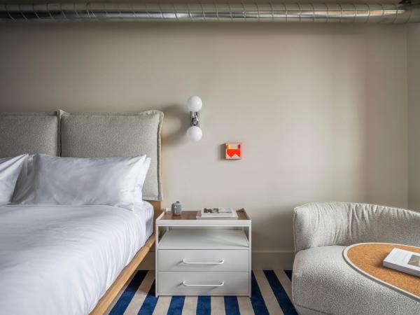 The StandardX, Melbourne : photo 3 de la chambre hébergement lit king-size avec balcon