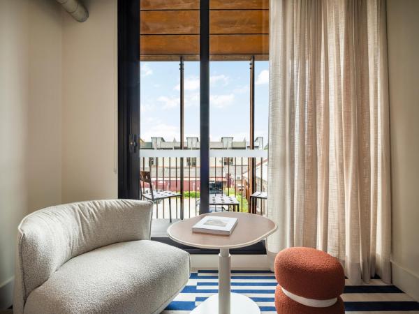 The StandardX, Melbourne : photo 2 de la chambre hébergement lit king-size avec balcon