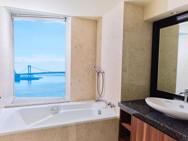 InterContinental Tokyo Bay, an IHG Hotel : photo 1 de la chambre premium twin room with bay view - japanese lounge access