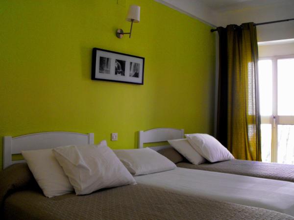 Hostal Santa Catalina : photo 9 de la chambre chambre familiale