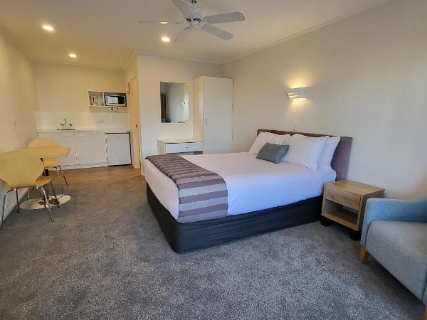 Manukau Motor Lodge : photo 2 de la chambre studio avec baignoire spa
