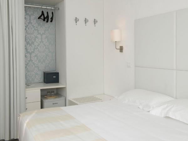 Hotel Delle Nazioni : photo 4 de la chambre chambre double ou lits jumeaux - vue partielle sur mer