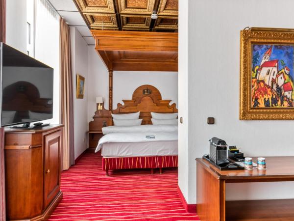 KING's Hotel First : photo 9 de la chambre chambre familiale supérieure