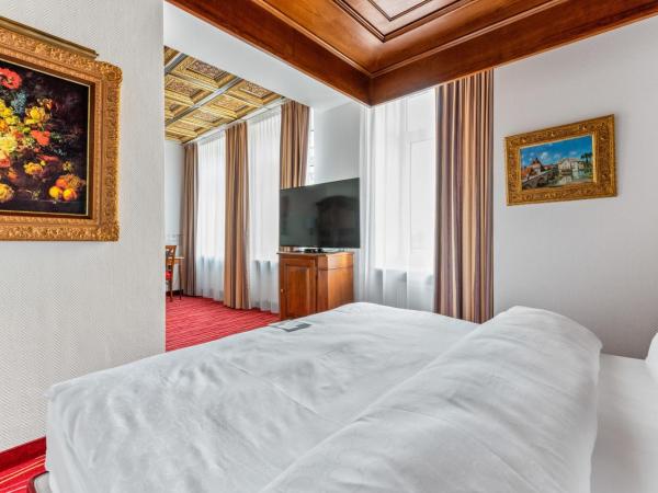 KING's Hotel First : photo 7 de la chambre chambre familiale supérieure