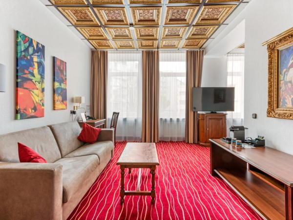 KING's Hotel First : photo 4 de la chambre chambre familiale supérieure