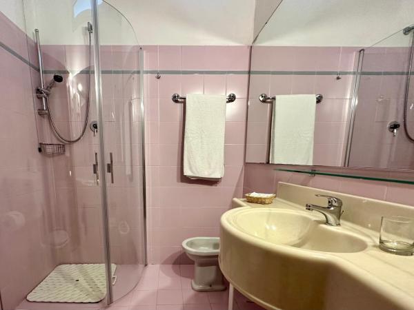 Hotel Beau Rivage Pineta : photo 3 de la chambre chambre familiale avec balcon (2 adultes + 1 enfant)