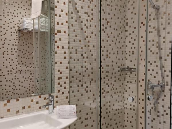 Hotel Montes : photo 9 de la chambre chambre triple