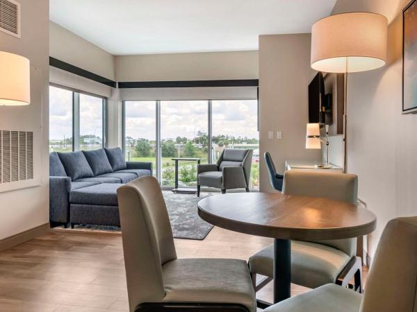 Cambria Hotel Orlando Airport : photo 2 de la chambre king suite with sofa bed - accessible/non smoking