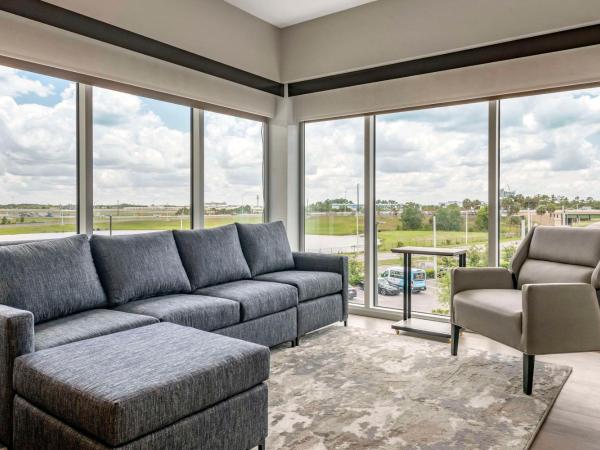 Cambria Hotel Orlando Airport : photo 3 de la chambre king suite with sofa bed - accessible/non smoking