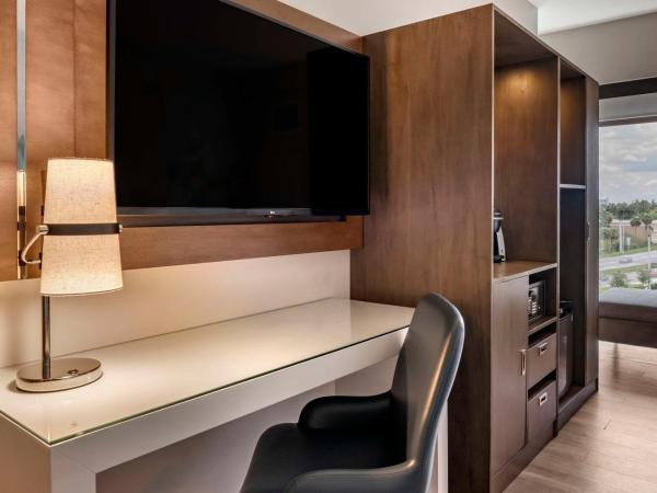 Cambria Hotel Orlando Airport : photo 3 de la chambre chambre queen 2 lits queen-size et canapé-lit - accessible aux personnes à mobilité réduite/non-fumeurs