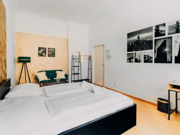 Internesto Brno : photo 7 de la chambre chambre double standard avec salle de bains commune