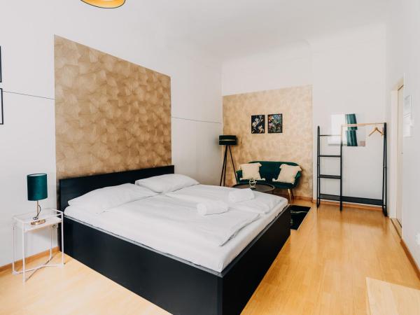 Internesto Brno : photo 8 de la chambre chambre double standard avec salle de bains commune