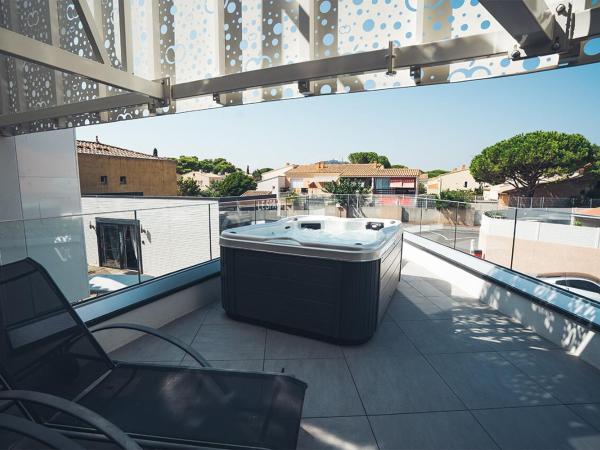 Hôtel Eve Cap d'agde Village Naturiste : photo 1 de la chambre suite avec jacuzzi