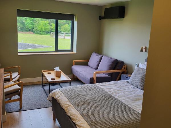 Open acres accommodation and airport parking : photo 1 de la chambre chambre familiale