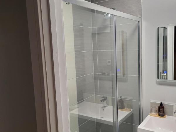 Open acres accommodation and airport parking : photo 3 de la chambre chambre double familiale