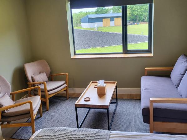 Open acres accommodation and airport parking : photo 6 de la chambre chambre double familiale