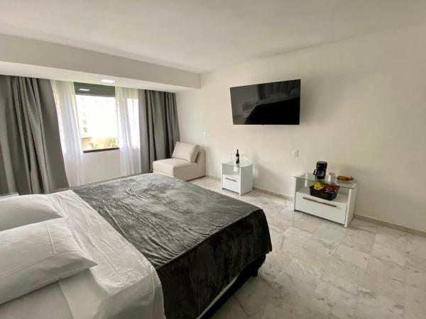Condo in Ocean Front Resort : photo 1 de la chambre suite deluxe avec lit king-size