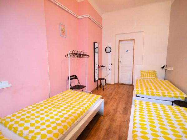 Travel&Joy backpackers : photo 2 de la chambre chambre triple standard avec salle de bains commune