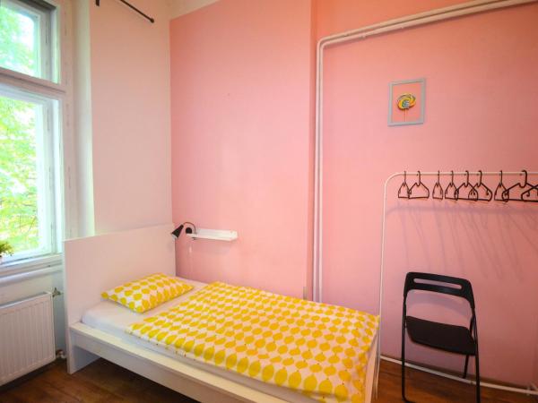 Travel&Joy backpackers : photo 4 de la chambre chambre triple standard avec salle de bains commune