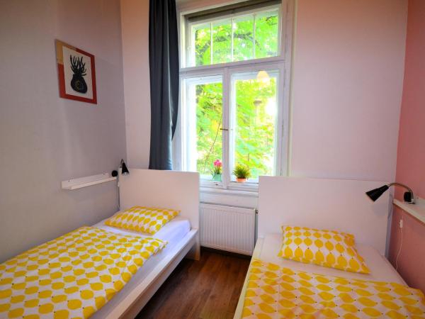 Travel&Joy backpackers : photo 7 de la chambre chambre triple standard avec salle de bains commune