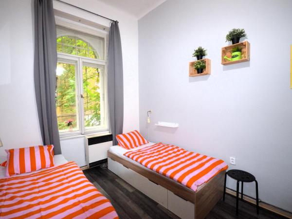 Travel&Joy backpackers : photo 1 de la chambre chambre lits jumeaux Économique avec salle de bains commune