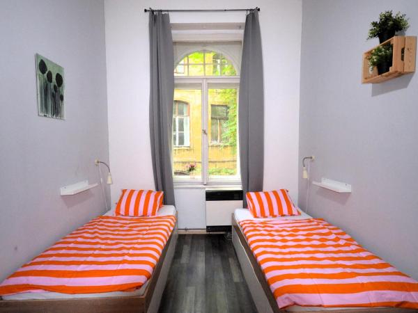 Travel&Joy backpackers : photo 6 de la chambre chambre lits jumeaux Économique avec salle de bains commune