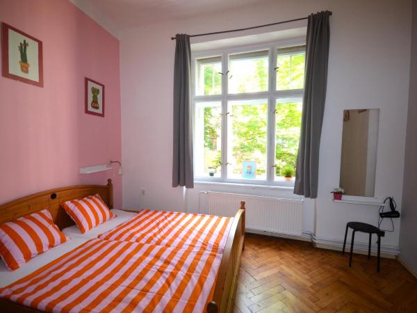 Travel&Joy backpackers : photo 8 de la chambre chambre double standard avec salle de bains commune