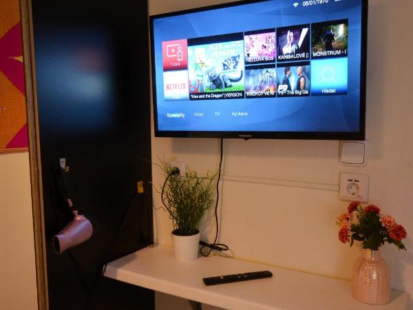 Travel&Joy backpackers : photo 10 de la chambre chambre double supérieure avec salle de bains commune