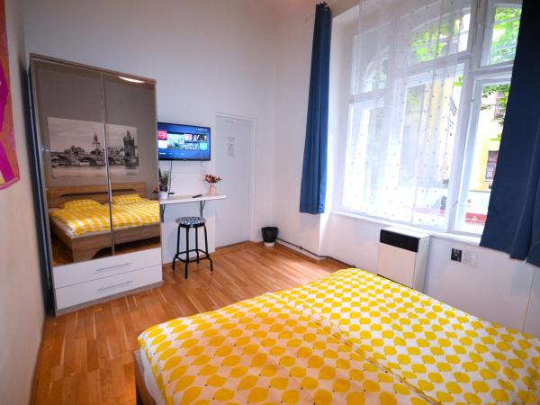 Travel&Joy backpackers : photo 6 de la chambre chambre double supérieure avec salle de bains commune