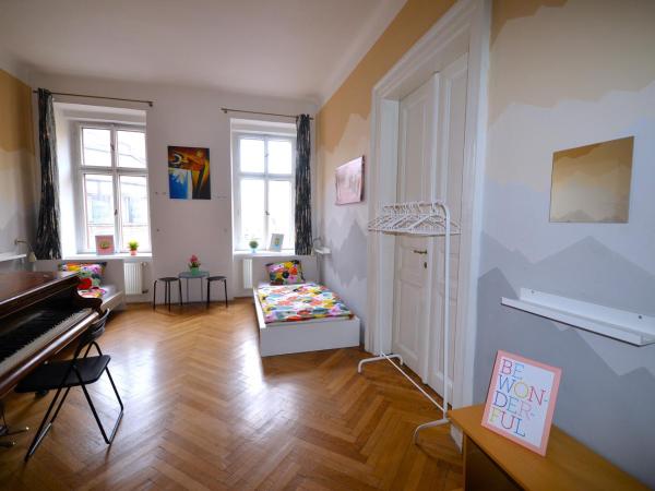 Travel&Joy backpackers : photo 6 de la chambre chambre triple avec salle de bains commune