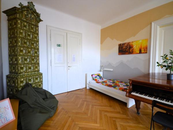 Travel&Joy backpackers : photo 8 de la chambre chambre triple avec salle de bains commune