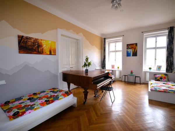 Travel&Joy backpackers : photo 7 de la chambre chambre triple avec salle de bains commune