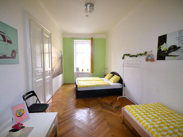 Travel&Joy backpackers : photo 2 de la chambre chambre triple avec salle de bains commune
