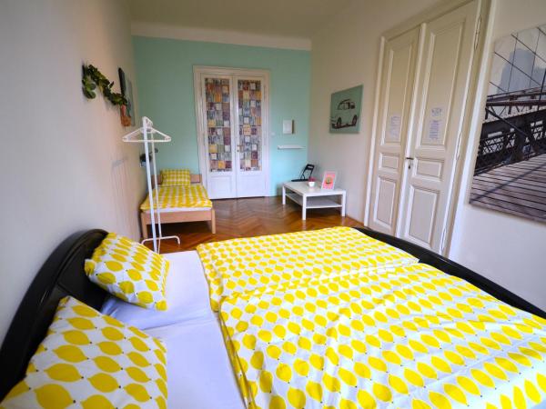 Travel&Joy backpackers : photo 1 de la chambre chambre triple avec salle de bains commune