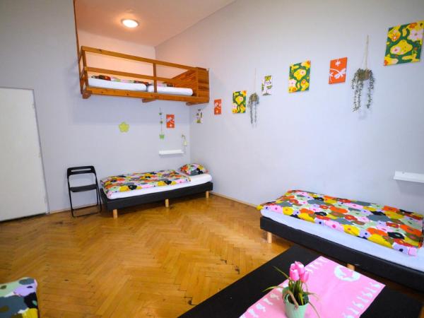 Travel&Joy backpackers : photo 3 de la chambre chambre quadruple Économique avec salle de bains commune