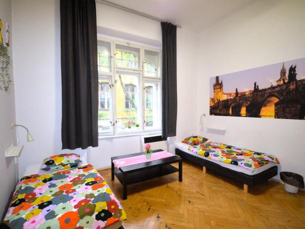 Travel&Joy backpackers : photo 2 de la chambre chambre quadruple Économique avec salle de bains commune