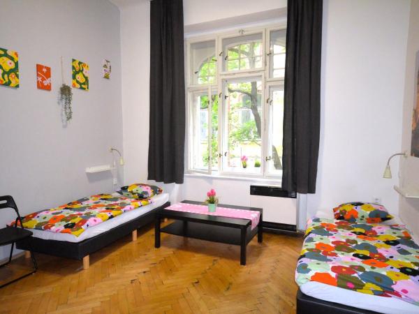 Travel&Joy backpackers : photo 4 de la chambre chambre quadruple Économique avec salle de bains commune