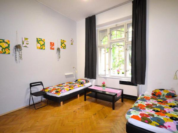 Travel&Joy backpackers : photo 8 de la chambre chambre quadruple Économique avec salle de bains commune