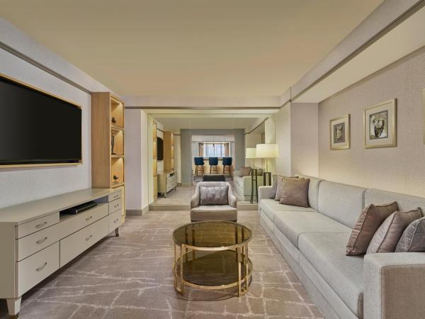 Sheraton Imperial Kuala Lumpur Hotel : photo 4 de la chambre suite lit king-size impériale avec accès au salon club - vue sur ville