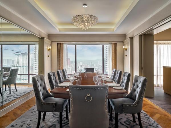 Sheraton Imperial Kuala Lumpur Hotel : photo 3 de la chambre suite lit king-size impériale avec accès au salon club - vue sur ville